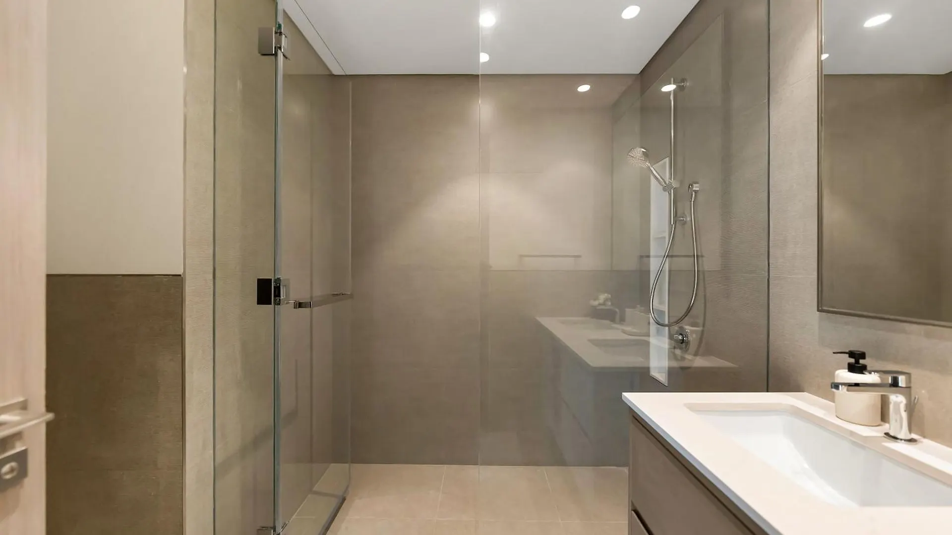 Grande Signature 2 Bedroom Apartments I Persian Gulf Views I Free Parking, Gym, Pool, Wi-Fi & Ps5 I By Skyline Serenity Dubai