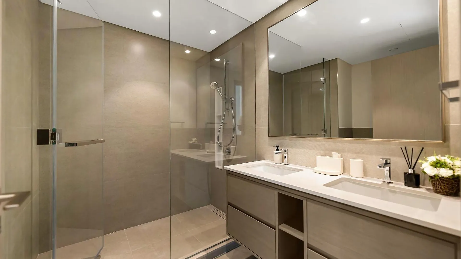 Grande Signature 2 Bedroom Apartments I Persian Gulf Views I Free Parking, Gym, Pool, Wi-Fi & Ps5 I By Skyline Serenity Dubaj 0*,  Zjednoczone Emiraty Arabskie